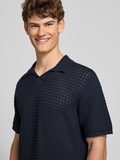 Männermodel trägt Regular Fit Poloshirt mit V-Ausschnitt von Jack & Jones aus reiner Baumwolle, Strickshirt, Nahaufnahme Oberkörper.