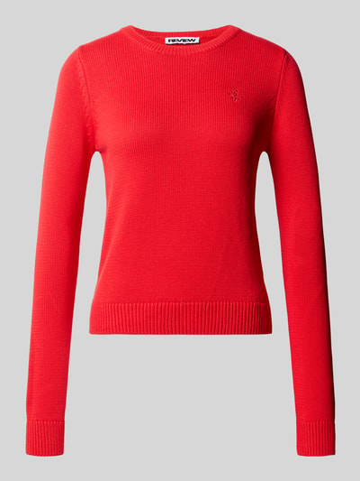 Produktfoto, Slim Fit Pullover aus reiner Baumwolle von REVIEW in Rot, Strick-Optik, Logo-Stitching, Damenmodell, klare Struktur