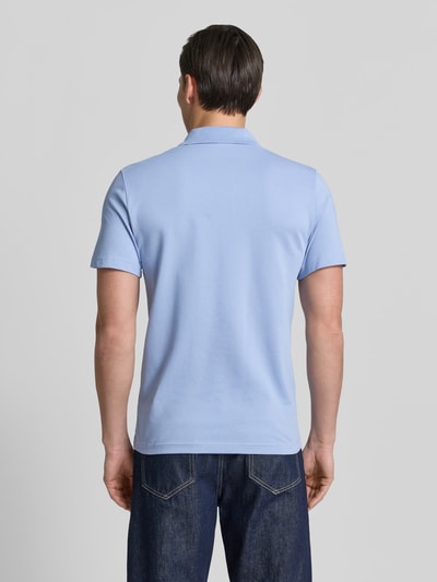Männermodel trägt Regular Fit Poloshirt aus Baumwoll-Mix von Lacoste, Optik: Unifarben, Logo-Patch, Polokragen, Kurzarm, Ganzkörperansicht Rückansicht.