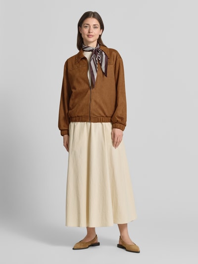 Kobiece model prezentuje Regular Fit Bomberjacke mit Nieten Modell 'ANDREA' od Vero Moda, brązowa, jednolita, długi rękaw, zamek błyskawiczny, elastyczne ściągacze, kieszenie na ręce, widok całopostaciowy z przodu.