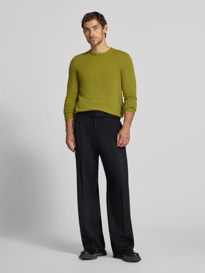 Männermodel trägt Kaschmirpullover mit gerippten Abschlüssen von Christian Berg Men in Grün, Rundhalsausschnitt, Ganzkörperansicht von vorne.