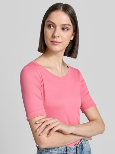Kobiece model prezentuje t-shirt z okrągłym dekoltem i rękawem o dł. 1/2 od Marc Cain, mieszanka bawełny i elastanu, krój slim fit, długość tyłu w rozmiarze 36: 56 cm, jasnoróżowy, gładka tekstura, prosty fason, na jasnym tle, zbliżenie na górną część sylwetki, ujęcie z przodu.