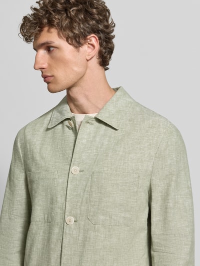 Männermodel trägt Relaxed Fit Overshirt aus Leinen-Mix mit Kentkragen von MCNEAL, Leinen-Baumwoll-Mix, Knopfleiste, Brusttaschen, Nahaufnahme Oberkörper.