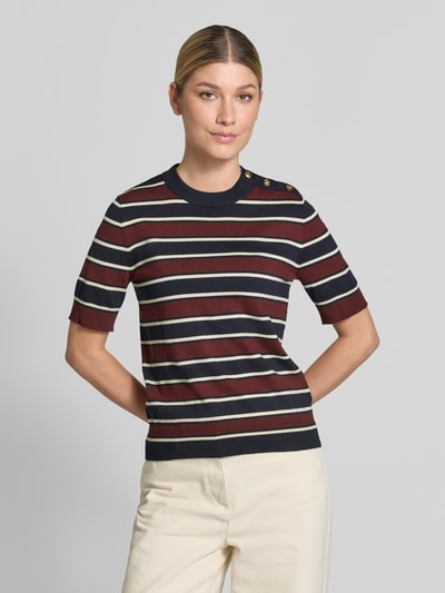 Frauenmodel trägt Regular Fit Pullover aus Viskose-Mix von Jake*s Collection, gestreift in Dunkelblau, Bordeauxrot und Weiß, Nahaufnahme Oberkörper.