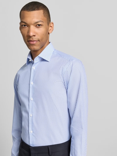 Männermodel trägt Regular Fit Business-Hemd mit Kentkragen van Christian Berg Men in lichtblauw met microprint, puur katoen, knoopsluiting, sportmanchet, afgeronde zoom, ruglengte maat 39/40: 78 cm, schouderbreedte: 47 cm, mouwlengte: 65 cm, nahaufnahme oberkörper.