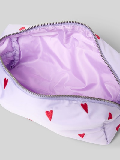 Produktfoto, Etui mit Allover-Motiv-Stitching Modell 'Puffy' von STUDIO NOOS in Flieder mit roten Herz-Stitchings, Hauptfach mit Reißverschluss und Logo-Detail, glatte Struktur, Damen Etui