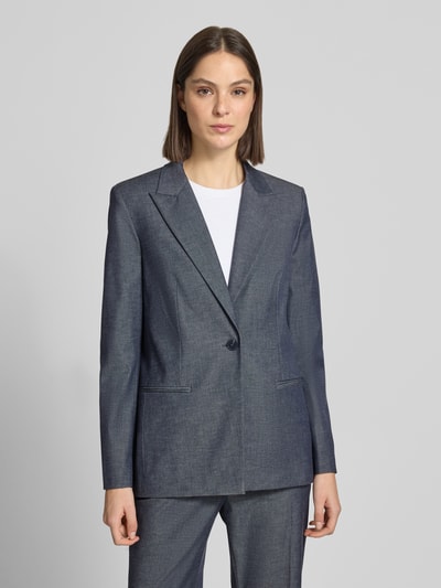 Frauenmodel trägt Relaxed Fit Blazer in eleganter Denim-Optik von Jake*s Collection in Blau mit Reverskragen und Paspeltaschen, Ganzkörperansicht von vorne. Material-Mix mit Viskose-Anteil, Knopfverschluss, Rückenlänge 72 cm, Brustweite 47 cm, Ärmel 64 cm.