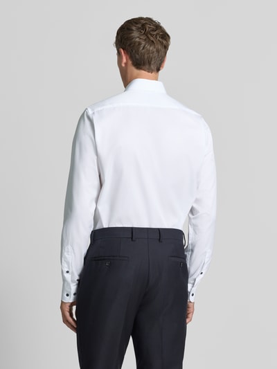 Mannelijk model draagt extralanges regular fit business-hemd met kentkraag van Christian Berg Men, effen wit katoen, rugaanzicht.
