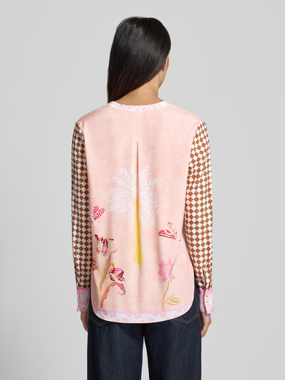 Vrouwenmodel draagt Relaxed Fit tunika-blouse uit zijdemix van HERZENS met tuniekhals en all-over bloemenprint, langemouwdesign, ruglengte 70 cm, mouwlengte 64 cm, rugaanzicht.