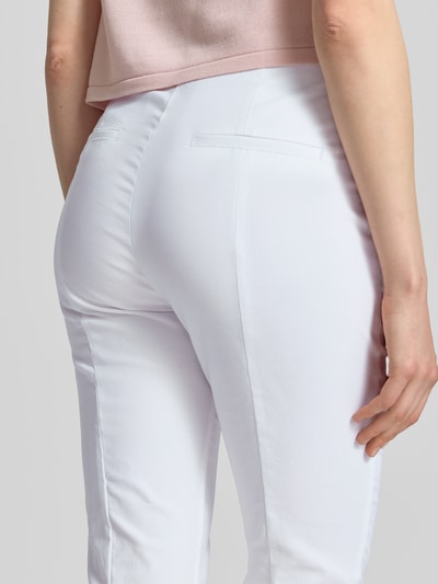 Frauenmodel trägt Slim Fit Stoffhose in verkürzter Passform von Christian Berg Woman, Elastik-Baumwollmix, Weiß, Detailaufnahme Rückansicht.