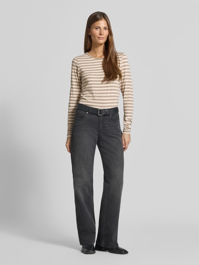 Vrouwenmodel draagt Skinny Fit Longsleeve uit viscosemix model 'Liana' van FREE/QUENT, beige-wit gestreept, ronde hals, hele lichaam vooraanzicht.