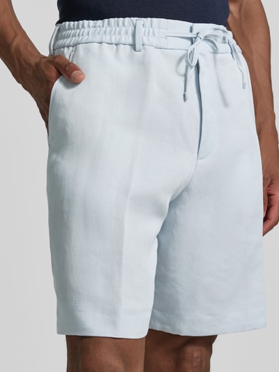 Männermodel trägt Regular Fit Bermuda aus Lyocell-leinen-Mix Modell 'C-Peter-RDS-S-263' von BOSS, hellblau, Flammgarn, Nahaufnahme Oberschenkel.