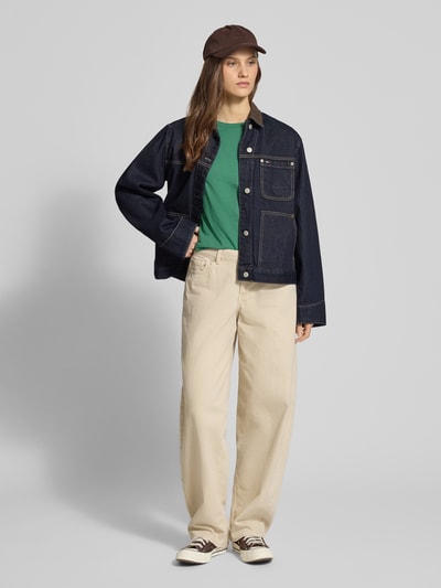 Vrouwenmodel draagt T-Shirt met Rundhalsausschnitt und Label-Stitching van Levi's®, groene kleur, regular fit, puur katoen, frontale volledige lichaamsopname