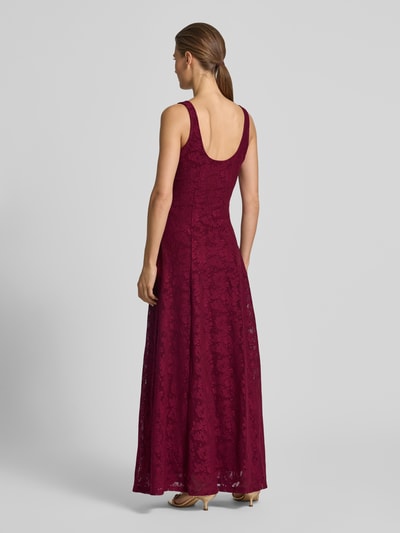 Frauenmodel trägt Ausgestelltes Spitzenkleid mit schmalen Trägern Modell 'SALINA' von Vero Moda, unifarben, Maxi-Länge, Spitzenmuster, Ganzkörperansicht Rückansicht