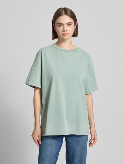 Frauenmodel trägt Oversized T-Shirt mit Label-Stitching Modell 'Farmers Market' von OH APRIL, Reine Baumwolle, Rundhalsausschnitt, Rückenlänge bei Größe S 69 cm, Damen T-Shirt, Ganzkörperansicht von vorne.