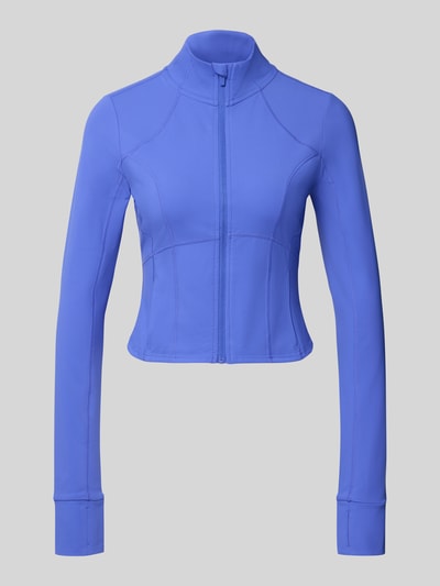 Produktfoto, niebieska Kurtka damska Slim Fit z pętelkami na kciuki, krój krótki, stójka, Model 'Storm' od Fabletics, Długość tyłu 44 cm, Szerokość ramion 36 cm, Szerokość w rozmiarze S 42 cm, Długość rękawów 74 cm