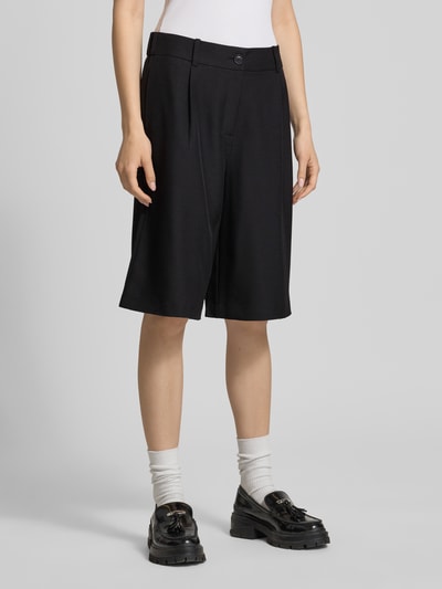 Frauenmodel trägt Regular Fit Bermudas mit Bundfalte Modell 'LINDA' von Only in schwarzer Melange-Optik, Webware, Ganzkörperansicht von vorne.