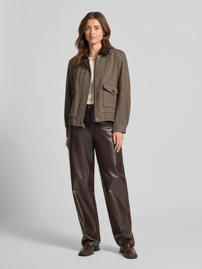 Frauenmodel trägt Jacke mit Woll-Anteil und Pattentaschen Modell 'Mila' von FREE/QUENT, braune Nuancen, Pattentaschen, Cord-Kragen, gerader Schnitt, Material-Mix, Ganzkörperansicht von vorne.
