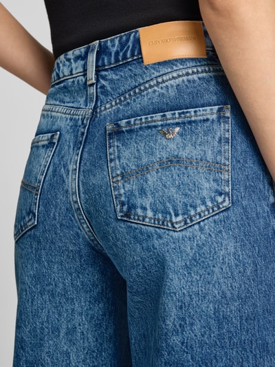Frauenmodel trägt Straight Fit Jeans aus reiner Baumwolle von Emporio Armani in Blau, 5-Pocket-Design, Nahaufnahme Rückansicht.