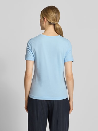 Modelka nosi T-Shirt mit Rundhalsausschnitt von Christian Berg Woman w kolorze jasnoniebieskim, czysta bawełna, krój regular fit, rękaw 1/2, długość pleców w rozmiarze S: 60 cm, widok całej sylwetki z tyłu.
