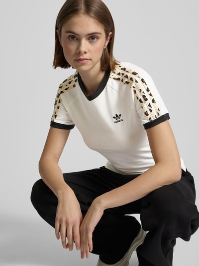 adidas Originals T-Shirt mit Label-Stitching Beige 3