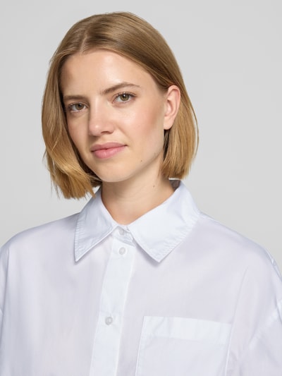 Frauenmodel trägt Regular Fit Kurzarmbluse aus reiner Baumwolle von s.Oliver RED LABEL, weiß, glatte Oberfläche, Nahaufnahme Oberkörper.