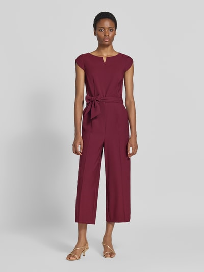 Frauenmodel trägt Regular Fit Jumpsuit mit Bindegürtel von Betty Barclay in Dunkelrot, glatte Textur, Ganzkörperansicht von vorne, Damen Jumpsuit von Betty Barclay.
