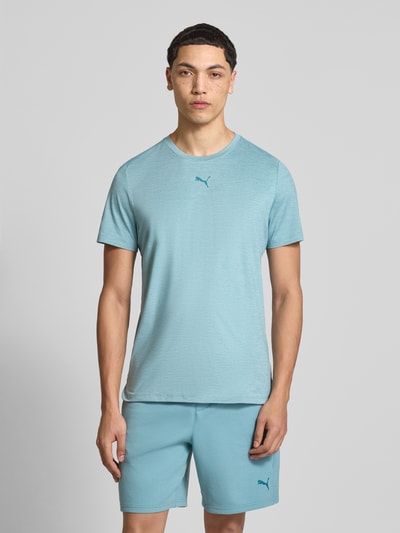 Mannelijk model draagt Regular Fit T-Shirt met logo-print model 'Cloudspun' van PUMA PERFORMANCE in lichtblauw, ronde hals, maat M, voorkant volledig zichtbaar, eenvoudige textuur