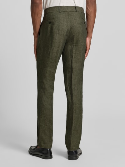 Männermodel trägt Slim Fit Leinenhose aus reinen Leinen Modell 'Tomte' von Carl Gross, Bügelfalten, Gesäßtaschen, Knopf- und Reißverschluss, Ganzkörperansicht Rückansicht, Bundweite bei Größe 50: 45 cm, Innenbeinlänge bei Größe 50: 84 cm.