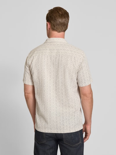 Męski model nosi Relaxed Fit Freizeithemd mit Leinen-Anteil von Lindbergh, jasny beż z nadrukiem, krótki rękaw, bawełna z lnem, strukturalny wzór, długość pleców w rozmiarze M: 73 cm, szerokość w rozmiarze M: 46 cm, długość rękawa w rozmiarze M: 26 cm, widok całej sylwetki z tyłu.