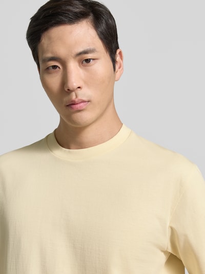 Männermodel trägt Oversized T-Shirt mit Rundhalsausschnitt von Lindbergh, Reine Baumwolle, Label-Detail, Nahaufnahme Oberkörper.