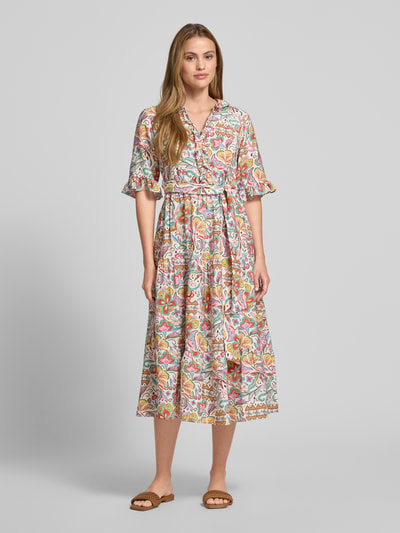 Frauenmodel trägt Midikleid aus Viskose-Mix mit Bindegürtel von Christian Berg Woman, bunt gemustert, Taillierter Schnitt, Umlegekragen, V-Ausschnitt, Rüschenärmel, Rückenlänge bei Größe 36: 124 cm, Brustweite bei Größe 36: 30 cm, Ärmellänge bei Größe 36: 34 cm, Ganzkörperansicht von vorne.