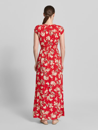 Vrouwenmodel draagt Maxikleid aus Viskose mit V-Ausschnitt und Smok-Details van Apricot, zuiver viscose, getailleerd model, V-hals, smokdetail, ruglengte maat S 121 cm, borstwijdte maat S 38 cm, rood met wit bloemenpatroon, lichte stof, Ganzkörperansicht Rückansicht.