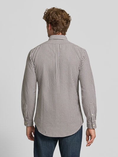 Männermodel trägt Custom Fit Freizeithemd aus reiner Baumwolle von Polo Ralph Lauren in Braun-Weiß-Karo, Ganzkörperansicht Rückansicht.
