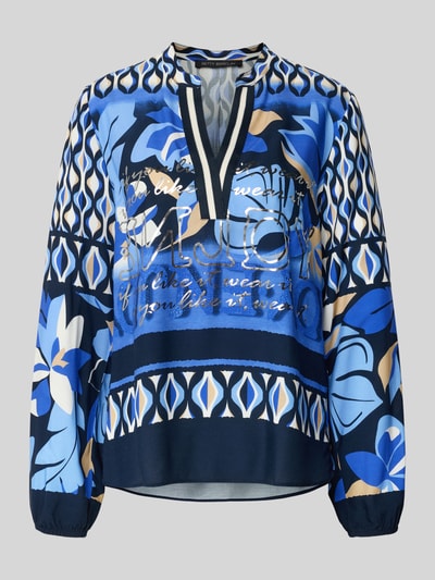 Vrouwenmodel draagt Blusenshirt aus Viskose mit Tunikakragen van Betty Barclay, zuiver viscose, regular fit, all-over look, tuniekkraag, V-hals, ruglengte maat 36: 67 cm, mouwlengte maat 36: 65 cm, bloemendessin in blauwtinten, vooraanzicht van bovenlichaam
