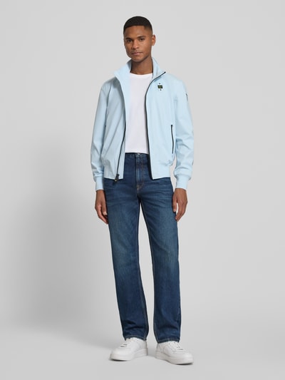 Männermodel trägt hellblaue Jacke mit Label-Patches Modell 'Anson' von Blauer Usa, gerader Schnitt, Ganzkörperansicht von vorne.