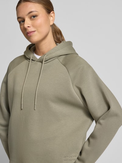 Vrouwenmodel draagt Hoodie met kap van Smith and Soul in katoenmix, los model, capuchon, tunnelkoord, statement-stitching. Nahaufnahme Oberkörper.