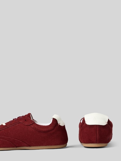 Produktfoto, Sneaker aus Leder mit Schnürung und Gummisohle von ALOHAS in Dunkelrot, abgerundete Spitze, Label-Detail, Gummisohle, Echtleder.
