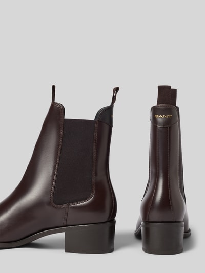 Produktfoto, dunkle braune Stiefeletten aus echtem Rindsleder Modell 'St Broomly' von GANT mit glatter Oberfläche und seitlichem Gummieinsatz, Damen Stiefeletten von GANT
