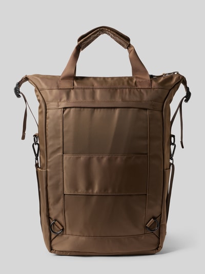 Produktfoto, Rucksack mit Logo-Detail von AY STUDIOS in Braun mit Netz-Taschen, Reißverschluss, verstellbaren Schulterriemen, Vorderansicht