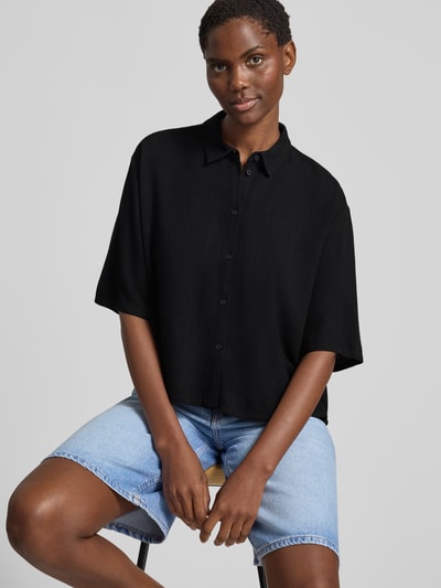 Vrouwenmodel draagt Bluse mit Kentkragen und Knopfleiste van Jake*s Casual, loose fit, zwarte kleur, 3/4-mouwen, ruglengte 55 cm, mouwlengte 31 cm, geheelopname bovenlichaam.