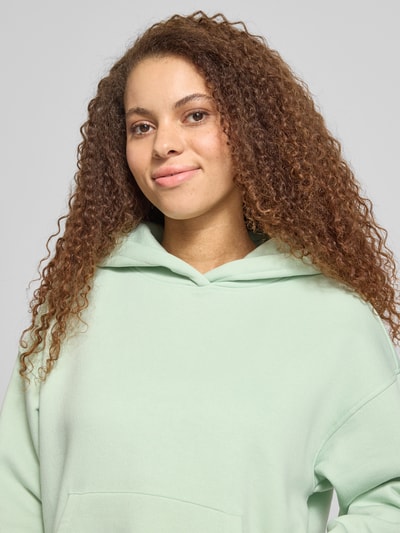 Frauenmodel trägt Relaxed Fit Hoodie mit Baumwoll-Anteil Modell 'ADELE' von ONLY, Optik: Unifarben, Sweat, Nahaufnahme Oberkörper.