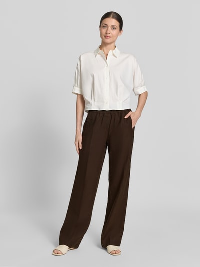 Modelka prezentuje Regular Fit Weite Hose aus reinem Leinen Modell 'FARINA' od Brax, jednolita optyka, kieszenie z przodu, elastyczny pas, czysta faktura lnu, widok całej sylwetki z przodu.
