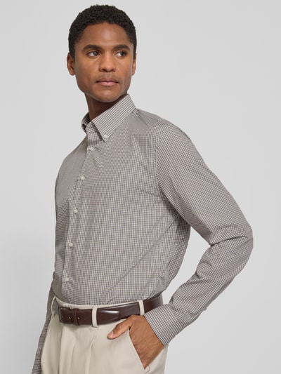 Männermodel trägt Slim Fit Business-Hemd mit Button-Down-Kragen von Jake*s, feines Karomuster, Reine Baumwolle, Knopfleiste, Ganzkörperansicht von vorne. Rückenlänge bei Größe 39/40: 80 cm, Schulterbreite: 47 cm, Ärmellänge: 66 cm.