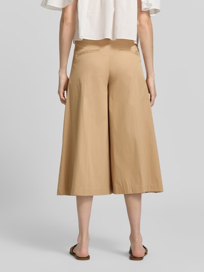 Männermodel trägt kuloty Regular Fit Culotte aus bawełny-mix model 'MELLI' von Brax, efekt: jednolity kolor, wykończenie: popelina, krój regular fit, zapięcie na guzik i ukryty zamek błyskawiczny, elastyczny ściągacz, tunel, kieszenie wpuszczane z boku, kieszenie z tyłu, mieszanka bawełny; Ganzkörperansicht Rückansicht.