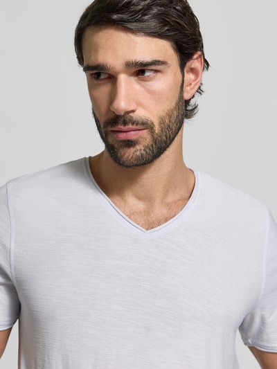 Männermodel trägt T-Shirt mit geripptem Rundhalsausschnitt von MCNEAL, Herren T-Shirt Regular-Fit, Rückenlänge 65 cm, Nahaufnahme Oberkörper.
