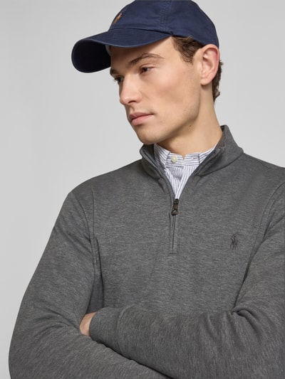 Männermodel trägt Regular Fit Troyer aus Baumwoll-Mix von Polo Ralph Lauren in Grau, unifarben, mit Reißverschluss, Nahaufnahme Oberkörper.