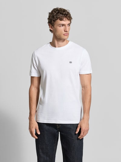 Männermodel trägt T-Shirt aus Baumwolle mit Rundhalsausschnitt von Christian Berg Men in Weiß, Regular-Fit, Label-Detail, Ganzkörperansicht von vorne. Rückenlänge bei Größe M: 71 cm.