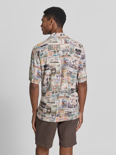Männermodel trägt Relaxed Fit Freizeithemd aus Viskose mit Reverskragen von Lindbergh, Allover-Look, Rückenansicht Ganzkörperansicht. Rückenlänge bei Größe M: 74 cm, Schulterbreite bei Größe M: 50 cm, Ärmellänge bei Größe M: 32 cm.