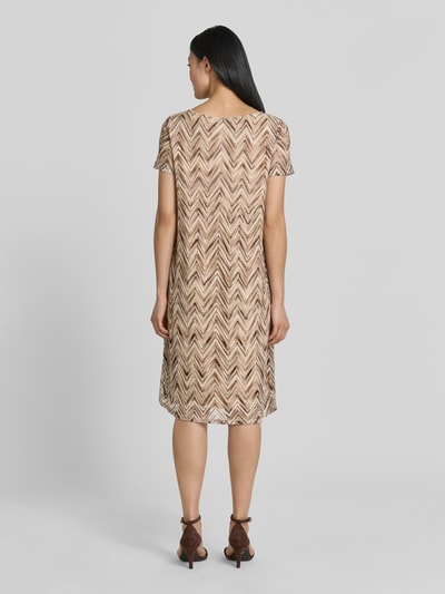 Frauenmodel trägt Regular Fit Freizeitkleid mit Lochstrickmuster von s.Oliver BLACK LABEL in Beige-Braun mit Zickzackmuster, Ganzkörperansicht Rückansicht.